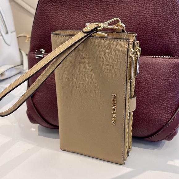 MICHAEL KORS LARGE DOUBLE ZIP WRISTLET WALLET PHONE CASE CLUTCH 
Camel
NWT - Picture 3 of 16